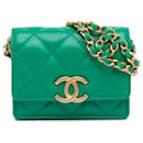 Pochette Chanel in pelle di agnello trapuntata verde CC con catena