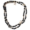 Collana lunga nera e dorata con perle nere e dorate con logo CC B16S GHW. - Chanel