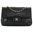 Chanel Medium Classic gefütterte Flap Bag Leder-Umhängetasche in gutem Zustand
