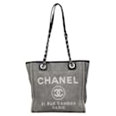 Grand sac cabas Chanel Deauville Sac cabas en toile en bon état