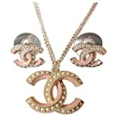 Set di orecchini e collana CC A19S logo in smalto rosa con finiture dorate e perle, con scatola. - Chanel