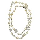 Collar largo clásico de perlas con logotipo de cristal en caja con recibo. - Chanel