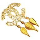 Spilla Chanel con frange in metallo traforato oro CC