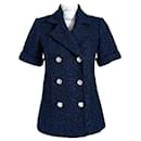 Nova coleção de jaqueta de tweed com botões da Airport Collection CC. - Chanel