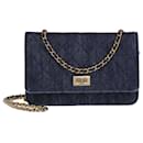 Chanel Dunkelblaue gesteppte Neuauflage WOC Tasche