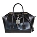 Bolso satchel mini negro con candado Antigona de Givenchy