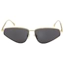Óculos de sol Fendi com armação triangular dourada/preta