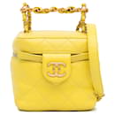 Beauty case Chanel in pelle di agnello trapuntata gialla CC