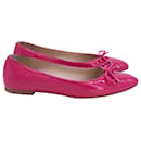 Stuart Weitzman The Gabby Flat em couro envernizado rosa choque