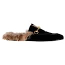 Pantofole foderate in shearling con dettaglio morsetto Gucci Princetown in velluto nero