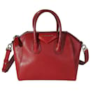 Givenchy Mini-Antigona-Tasche aus rotem Ziegenleder