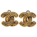 Pendientes de clip acolchados CC dorados de Chanel