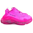 Sneakers Balenciaga Triple S con suola trasparente, rosa fucsia.