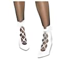 Botas de tornozelo brancas Miu Miu Pre-Fall 2018 com amarração.