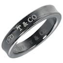 Anillo de metal Tiffany & Co Titanium 1837 Band Ring en buen estado