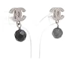 Boucles d'oreilles pendantes CC en strass argenté - Chanel