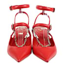 Zapatos de tacón con tira trasera y cadena roja de Valentino