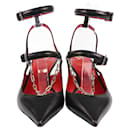 Zapatos de tacón con tira trasera y cadena negra de Valentino
