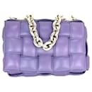 Bottega Veneta Bolso de mano acolchado con cadena en color morado