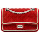 Rabat doublé Chanel Red Medium Suede Re-issue 2.55