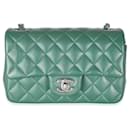 Mini sac à rabat rectangulaire en cuir d'agneau matelassé vert foncé Chanel