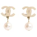 Boucles d'oreilles à clip dorées matelassées CC et pendentif en perles L - Chanel