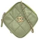 Embreagem de diamante Chanel CC verde em pele de cordeiro com bolsa crossbody de corrente