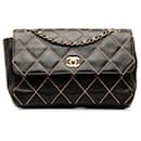 Bolso de hombro con solapa y piel de cordero Chanel CC Wild Stitch negro