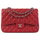 Bolsa de ombro com aba Chanel Jumbo Classic vermelha forrada de pele de cordeiro