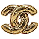 Spilla Chanel trapuntata con logo CC Spilla in metallo in buone condizioni