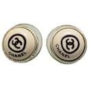 Brincos redondos com logotipo Chanel CC Brincos de plástico em bom estado