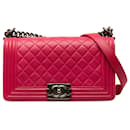 Bolsa Chanel média em pele de cordeiro rosa com aba crossbody