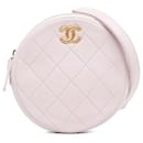 Pochette ronde vernie matelassée rose Chanel avec sac à bandoulière en chaîne