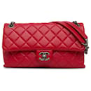 Bolsa de ombro Chanel CC vermelha acolchoada em pele de cordeiro com aba única