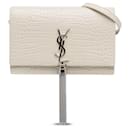 Petit portefeuille à pompon Kate en relief blanc Saint Laurent sur sac à bandoulière chaîne