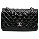 Bolsa de ombro com aba preta Chanel média clássica envernizada