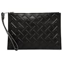 Bolso clutch de cuero repujado Bottega Veneta negro