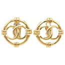 Clipe Chanel CC dourado em brincos