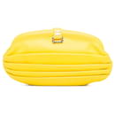 Pochette Chanel ovale gialla su borsa a tracolla con catena