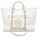 Weiße Chanel Deauville Einkaufstasche aus mittelgroßem Canvas mit Quadratstich