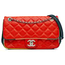 Bolsa crossbody Chanel média vermelha em pele de cordeiro Cuba colorida