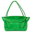 Grüne Bottega Veneta mittelgroße Arco-Tasche aus Intrecciato-Wildleder