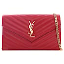 Portefeuille enveloppe rouge Saint Laurent Grain De Poudre Cassandre sur sac à bandoulière chaîne