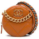Hellbraune Chanel-Clutch „19“ aus Lammleder mit runder Kette