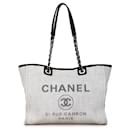 Chanel - Deauville Tote aus mittelgroßem Stroh in Grau
