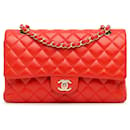 Bolsa de ombro com aba forrada de pele de cordeiro média clássica vermelha Chanel