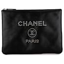 Pochette Chanel media in caviale Deauville nera