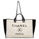 Grand sac de voyage cabas Deauville en feutre de laine blanc Chanel