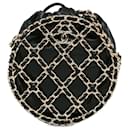 Bandolera Chanel negra de piel de cordero con cadena redonda enjaulada alrededor