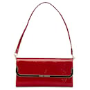 Bolso de hombro rojo Louis Vuitton con monograma Vernis Rossmore MM